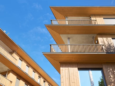 Foto: Gottlob Rommel – Holzfassade und Balkone des Quartiers Wiener Platz