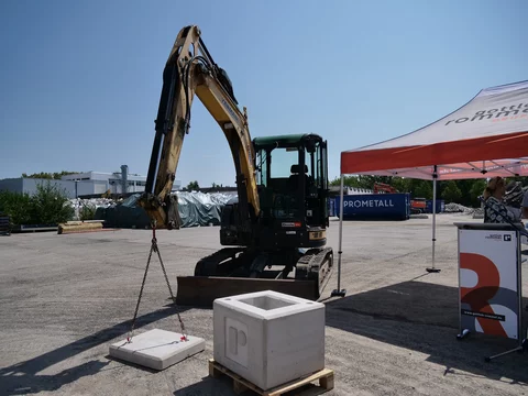 Bagger verschließt den Grundstein des ETLZ in Renningen Bagger beim Verschließen des Grundsteins mit der Zeitkapsel für das neue Entwicklungs-, Technologie- und Logistikzentrum in Renningen