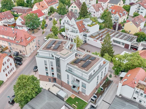 Foto: Schlüsselfertiger Wohnungsbau mit Photovoltaikanlage aus der Vogelperspektive