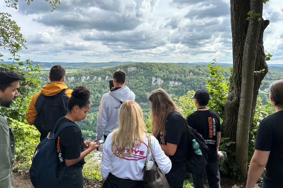 Foto: Auszubildende bei Aussicht im Grünen.